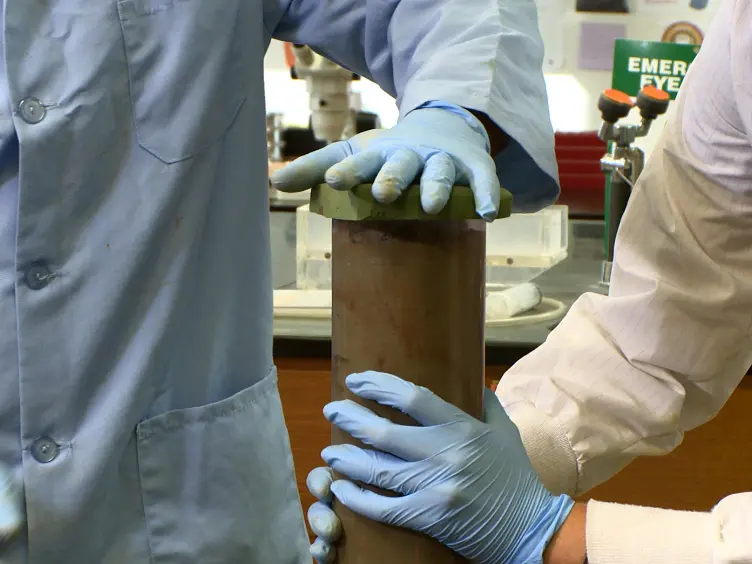 Sediment Core Extrusion Method at Millimeter Resolution Using a Calibrated, Threaded-rod