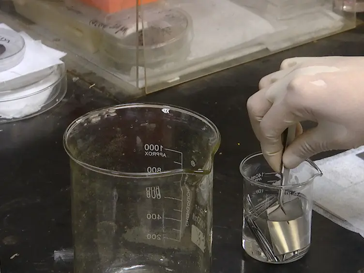 Preparation and High-temperature Anti-adhesion Behavior of a Slippery Surface on Stainless Steel