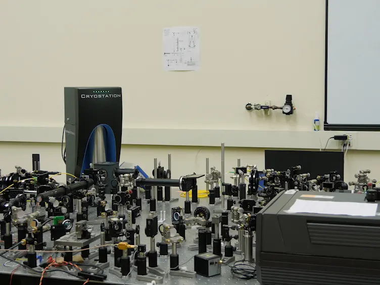 Resonance Fluorescence of an InGaAs Quantum Dot in a Planar Cavity Using Orthogonal Excitation and Detection