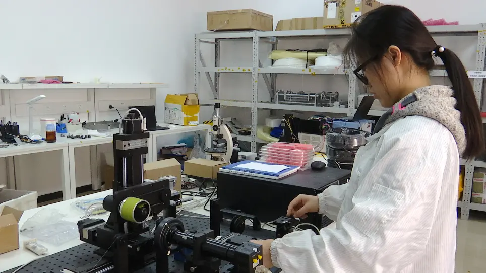 A Random-displacement Measurement by Combining a Magnetic Scale and Two Fiber Bragg Gratings