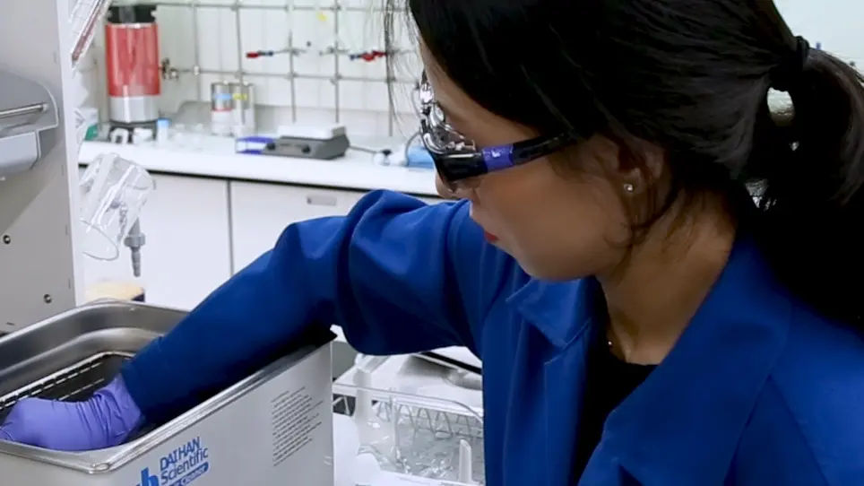 Preparation of Poly(pentafluorophenyl acrylate) Functionalized SiO<sub>2</sub> Beads for Protein Purification
