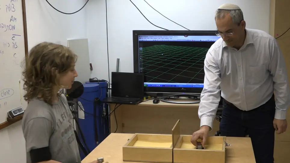 Applying Incongruent Visual-Tactile Stimuli during Object Transfer with Vibro-Tactile Feedback