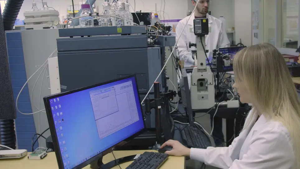 Integrated Cell Manipulation Platform Coupled with the Single-probe for Mass Spectrometry Analysis of Drugs and Metabolites in Single Suspension Cells