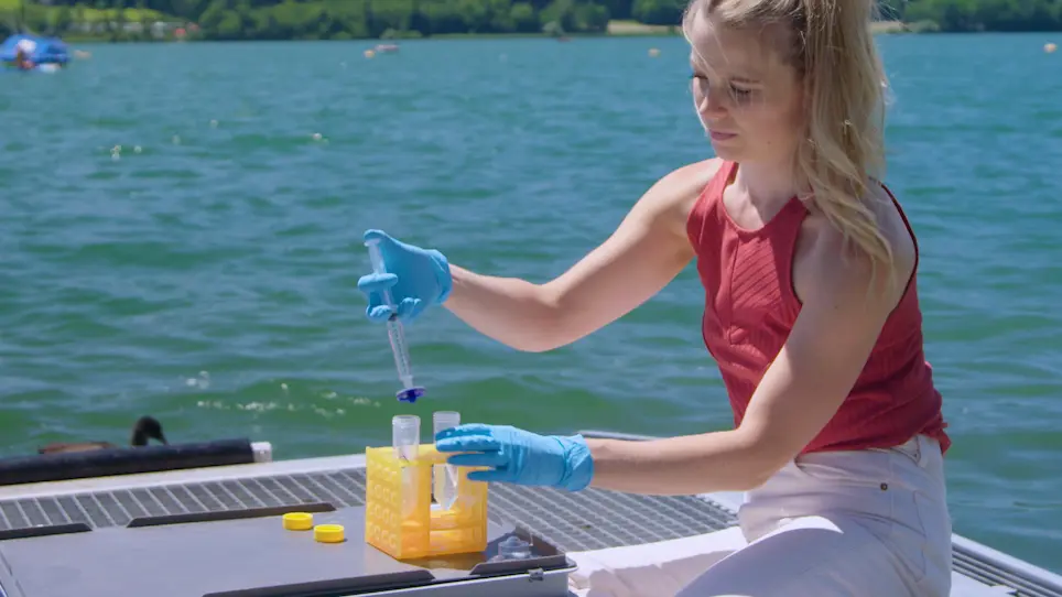 In Situ Chemotaxis Assay to Examine Microbial Behavior in Aquatic Ecosystems
