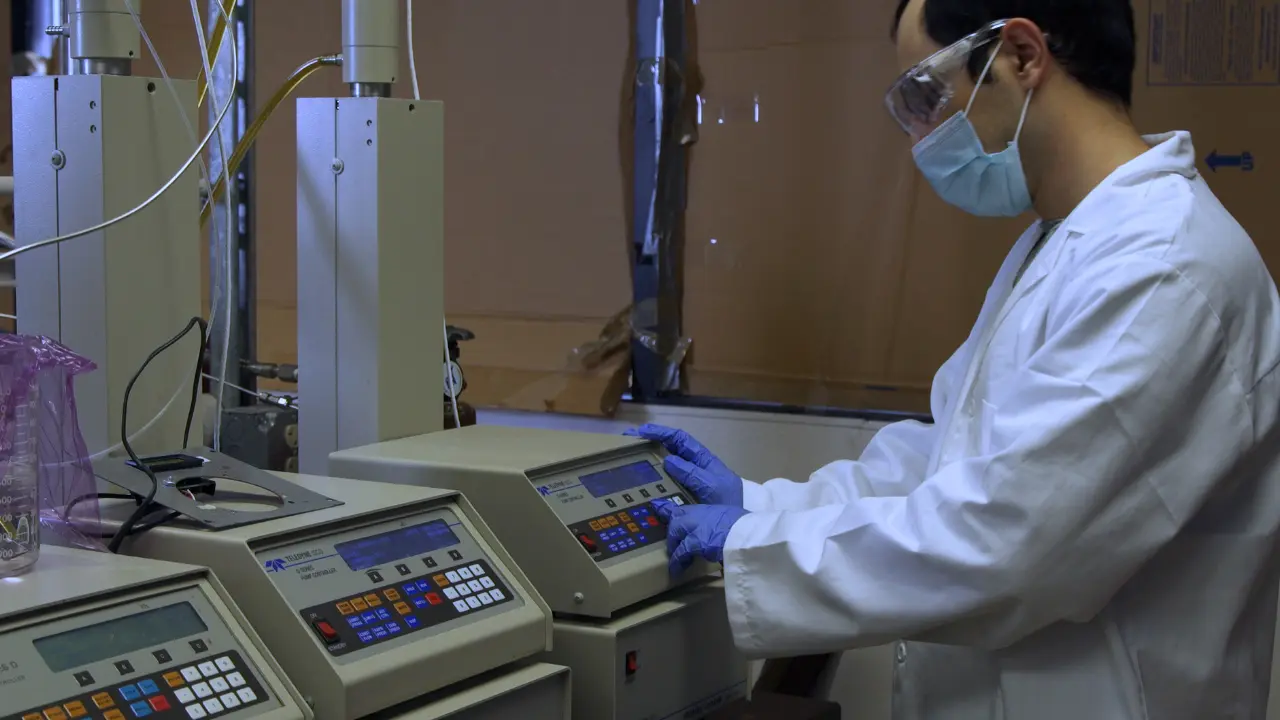 Microfluidic Fabrication Techniques for High-Pressure Testing of Microscale Supercritical CO<sub>2</sub> Foam Transport in Fractured Unconventional Reservoirs