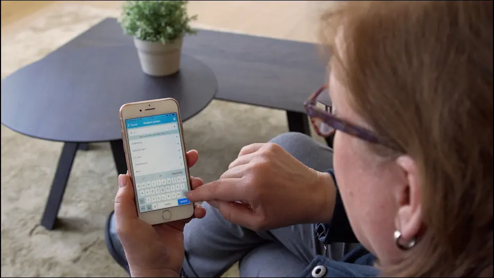 Iterative Development of an Innovative Smartphone-Based Dietary Assessment Tool: Traqq