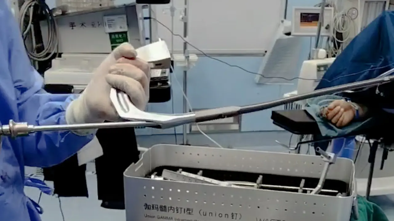 Treatment with Locking Intramedullary Nailing for Intertrochanteric Fracture of the Femur Utilizing a New Awl with a Distal Positioner