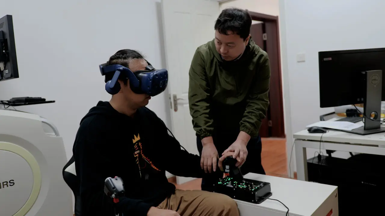 Evaluating Flight Performance and Eye Movement Patterns Using Virtual Reality Flight Simulator