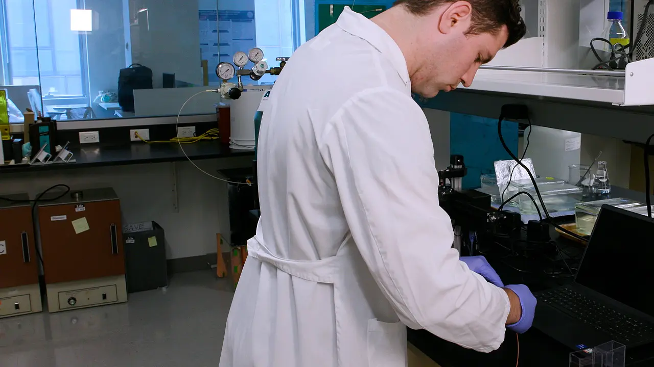 Maintaining and Assessing Various Tissue and Cell Types of the Eye Using a Novel Pumpless Fluidics System