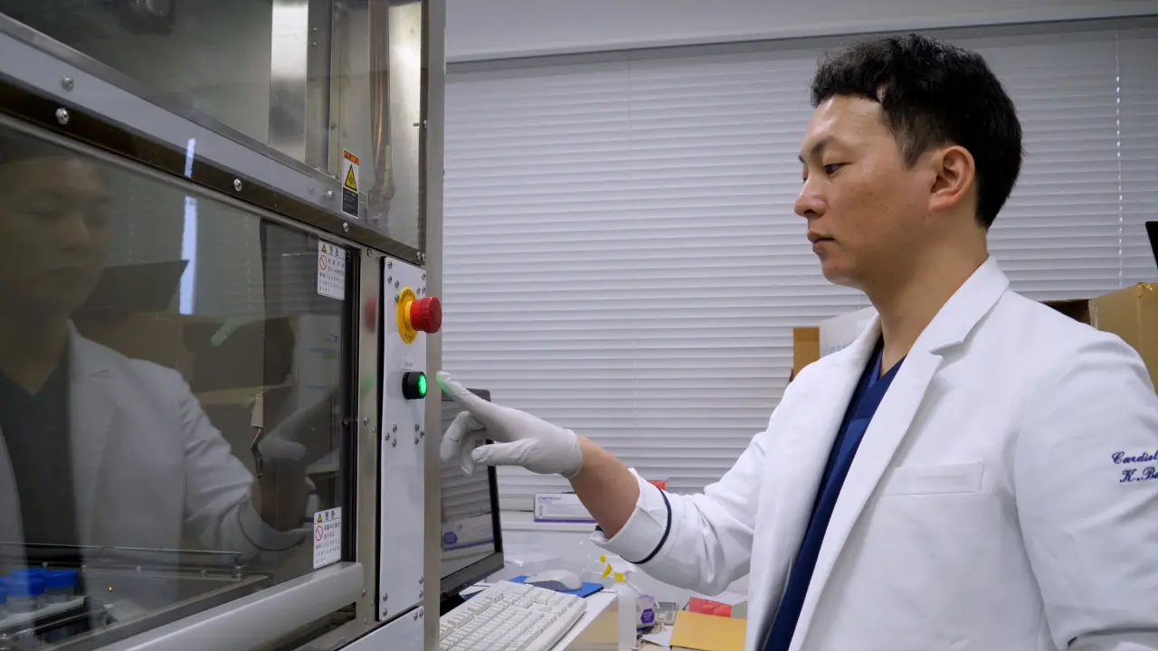 An Automated Culture System for Maintaining and Differentiating Human-Induced Pluripotent Stem Cells
