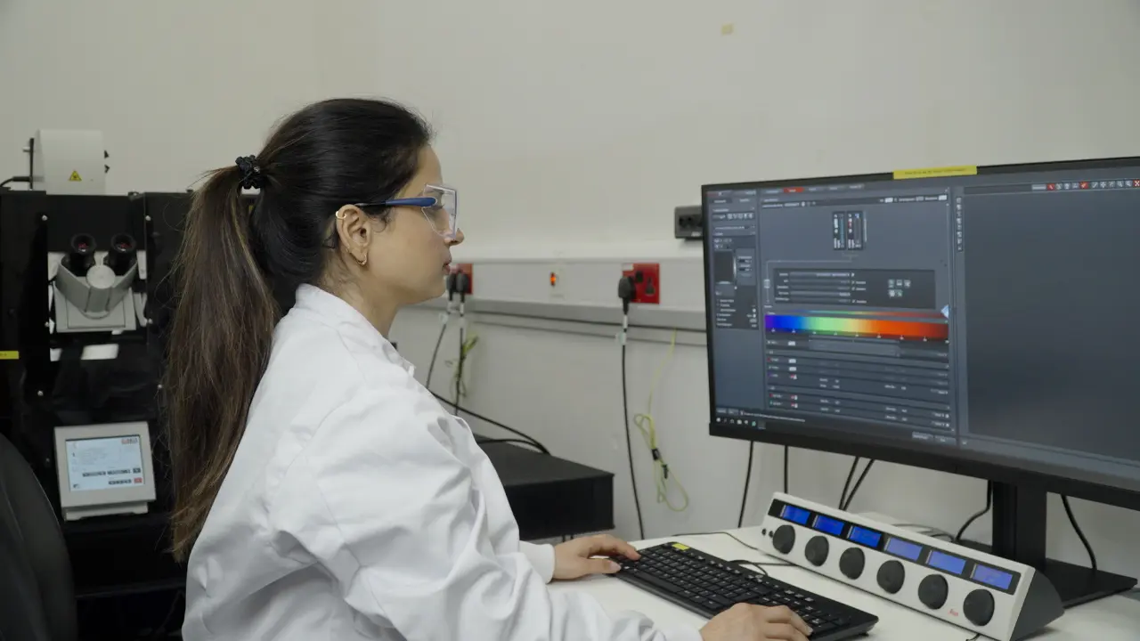 Correlative Optical Spectroscopy and Mass Spectrometry Imaging Methodology to Visualise Drug Distribution in a Soft Tissue Section