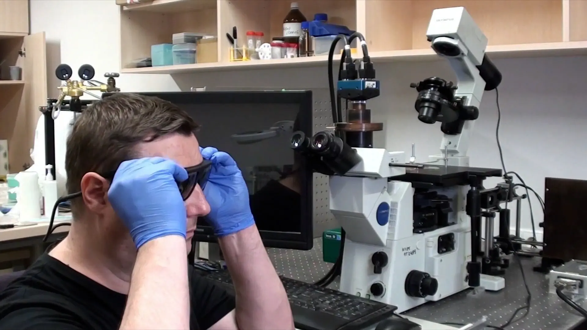 Using Optical Tweezers for the Generation of Hybrid Spheroids