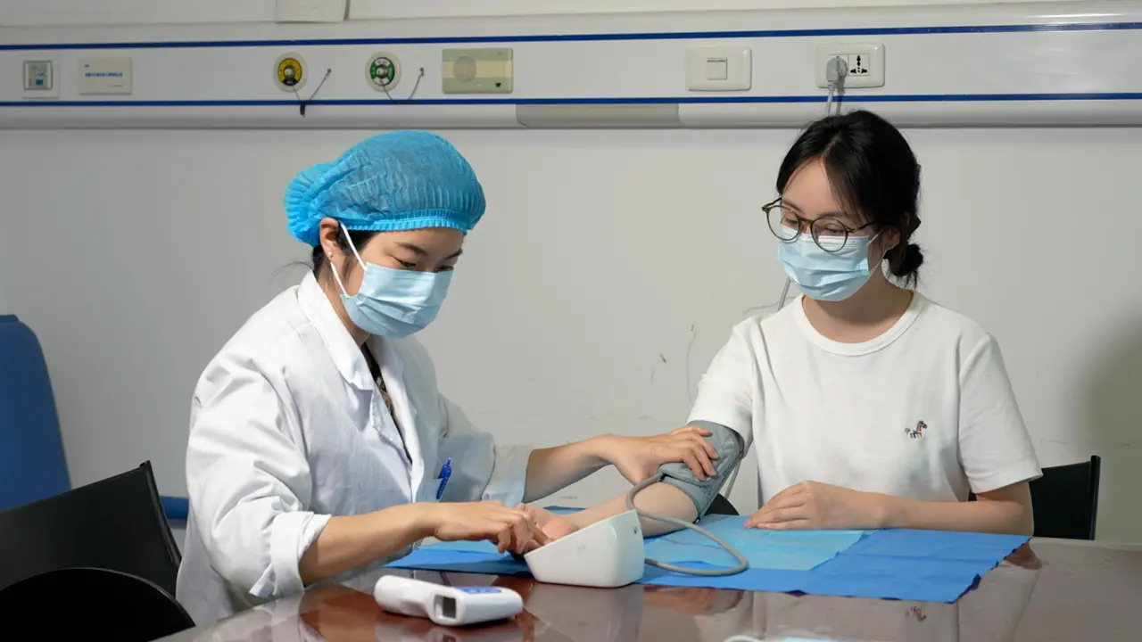 Preliminary Study on Acupuncture Combined with Grain-sized Moxibustion for Treating Rheumatoid Arthritis with Finger Joint Pain