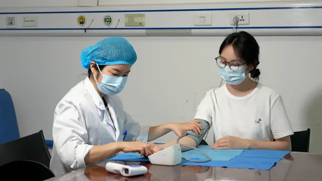 Preliminary Study on Acupuncture Combined with Grain-sized Moxibustion for Treating Rheumatoid Arthritis with Finger Joint Pain