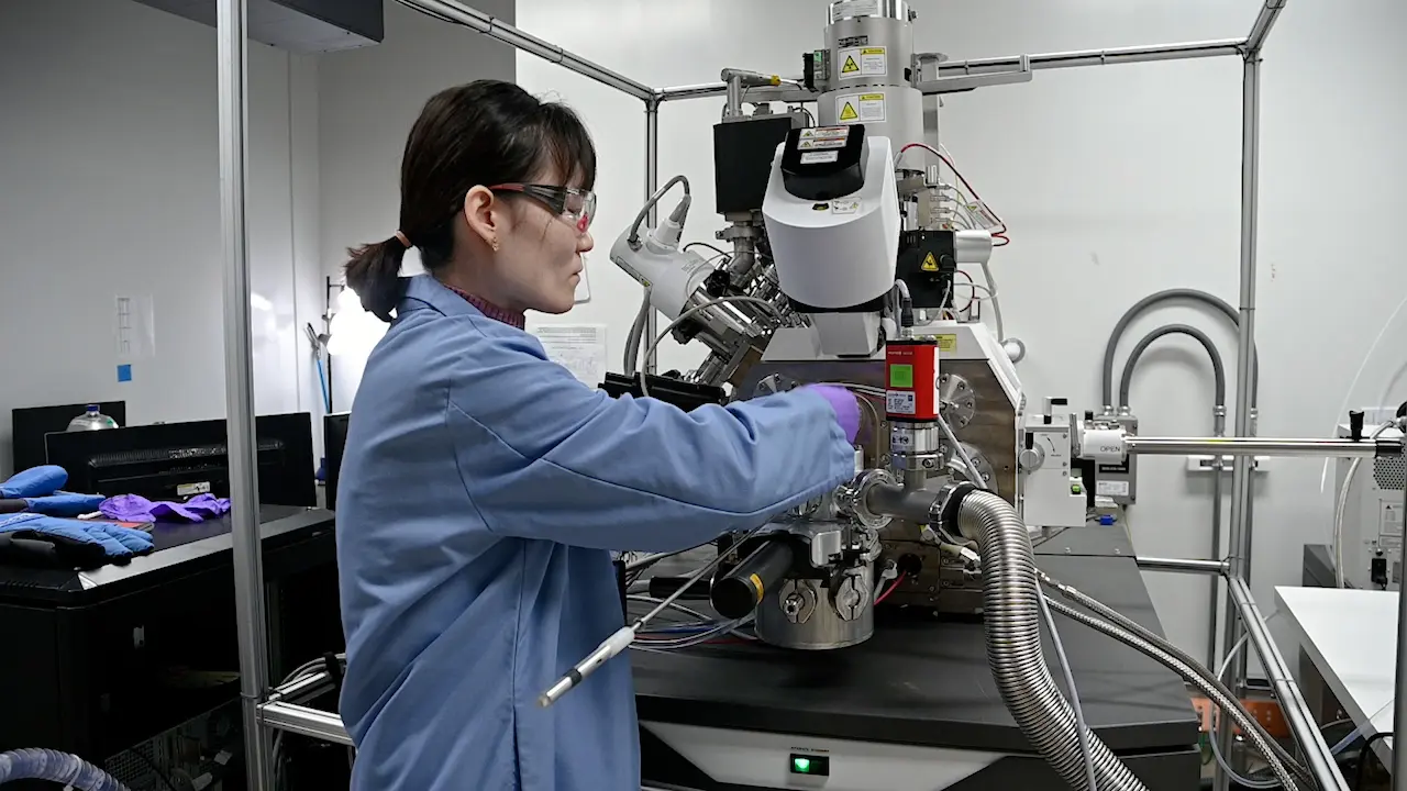 Workflow Using a Cryogenic Coincident Fluorescence, Electron, and Ion Beam Microscope for Targeted Milling of Cells