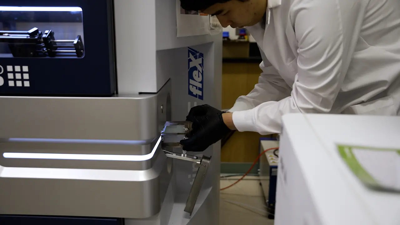 Fluorescence-Guided Matrix-assisted Laser Desorption/Ionization with Laser-Induced Postionization Mass Spectrometry of Individual Rat Neural Cells