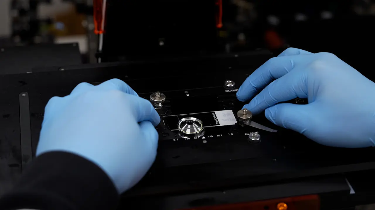 Spectroscopic Super-resolution Imaging of DNA Molecules using Intrinsic Contrast