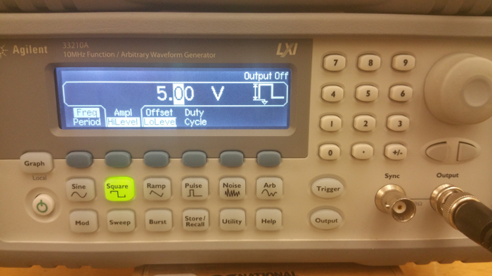 Waveform generator setup, displaying 5V output, used for voltage signal generation experiments.