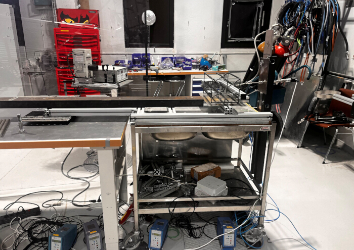 Physics experiment setup, static equilibrium diagram with force sensors, mechanical analysis.